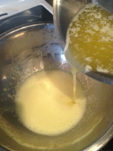 making hollandaise